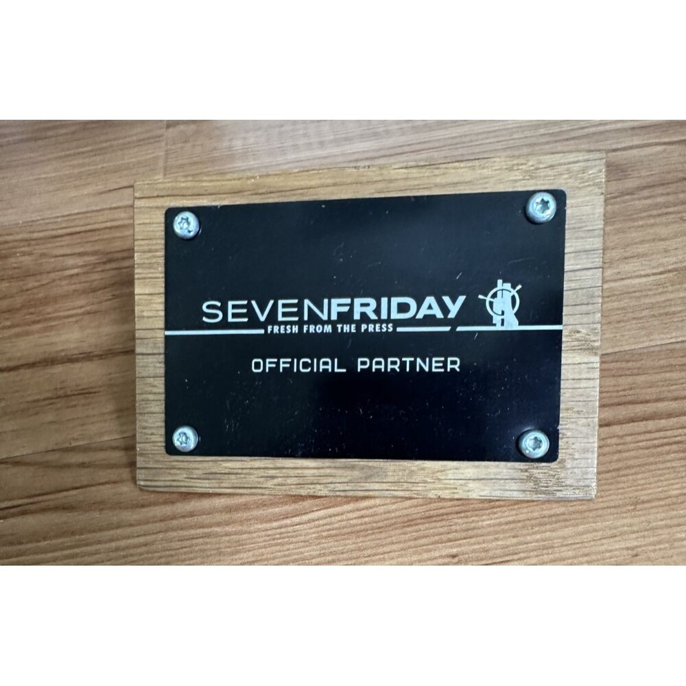 Display Plaque SEVENFRIDAY Watches - For Watches- Official Partner Wood sing